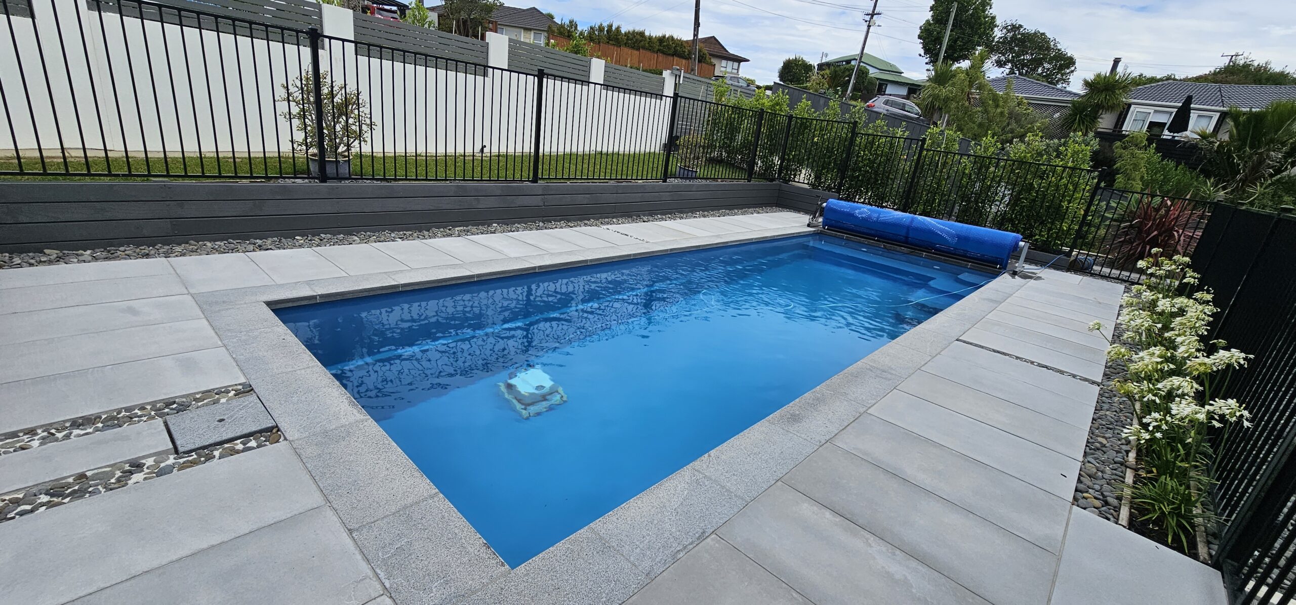 8x3 meter fibreglass swimming pool in the colour platinum