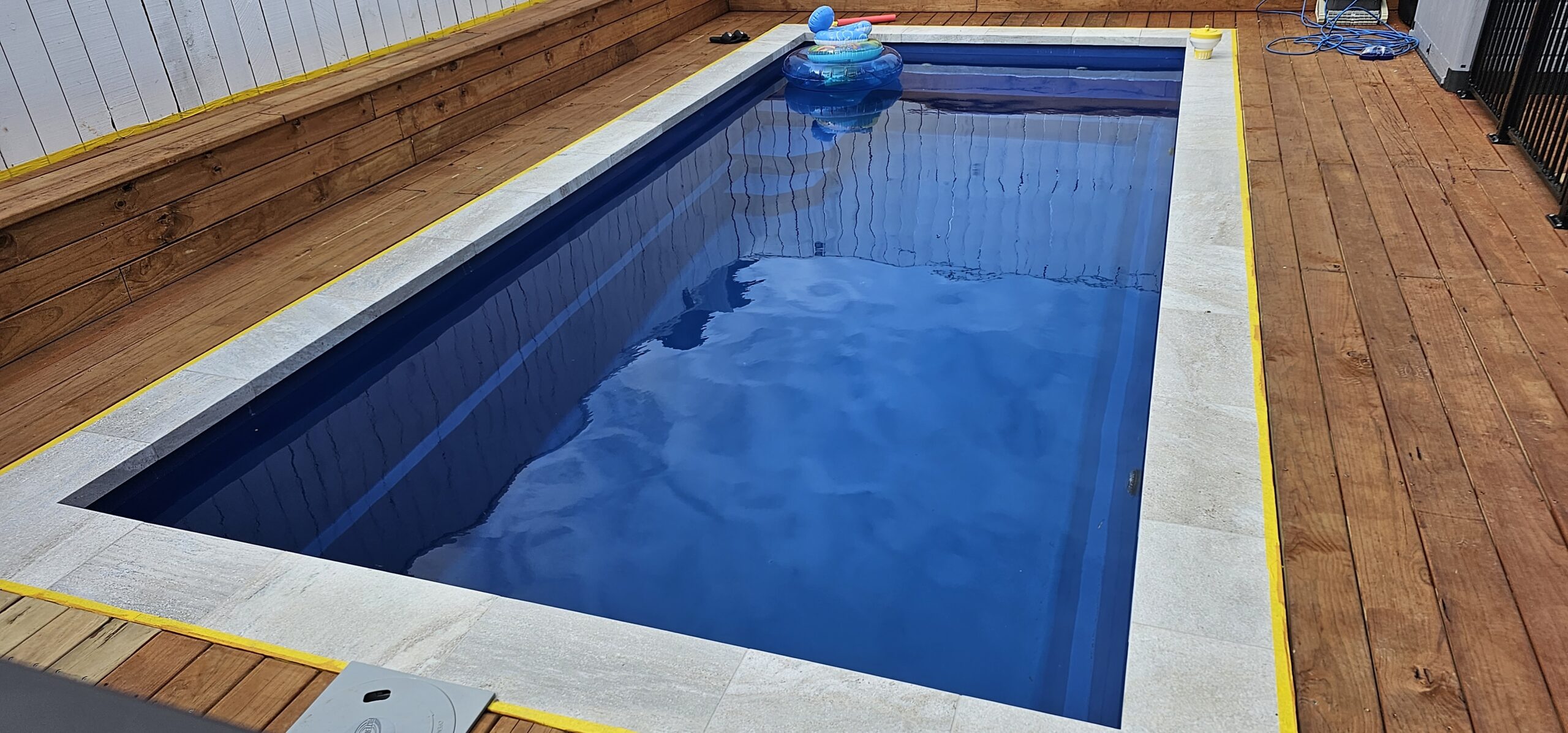 6.5 meter fibreglass swimming pool in the colour Ocean Blue