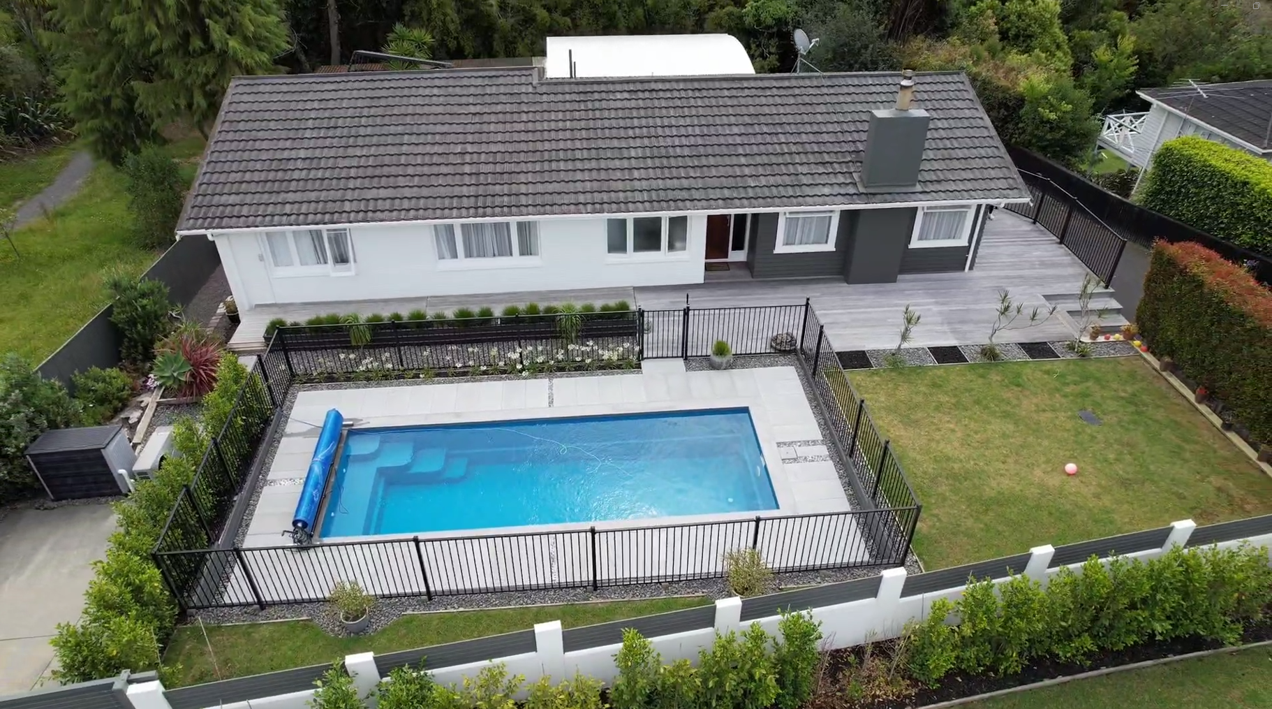 8x3 meter fibreglass swimming pool in the colour platinum